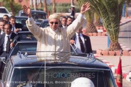 Image du Maroc Professionnelle de  Arrivée de SM le Roi Mohammed VI à Smara, Vendredi 30 novembre 2001. Le Roi du Maroc entame une nouvelle visite historique dans les provinces du sud du Maroc comprenant. (Photo / Abdeljalil Bounhar) 